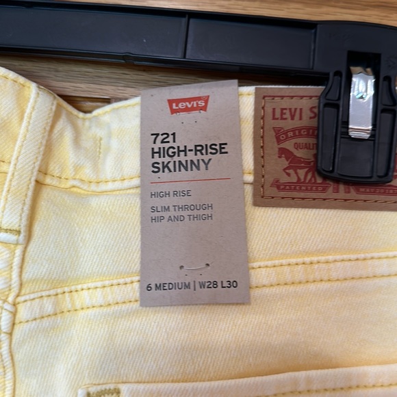 NWT 721 High-rise skinny jeans. Levi’s. Yellow. Size 6 medium. W28 L30 - Picture 3 of 7